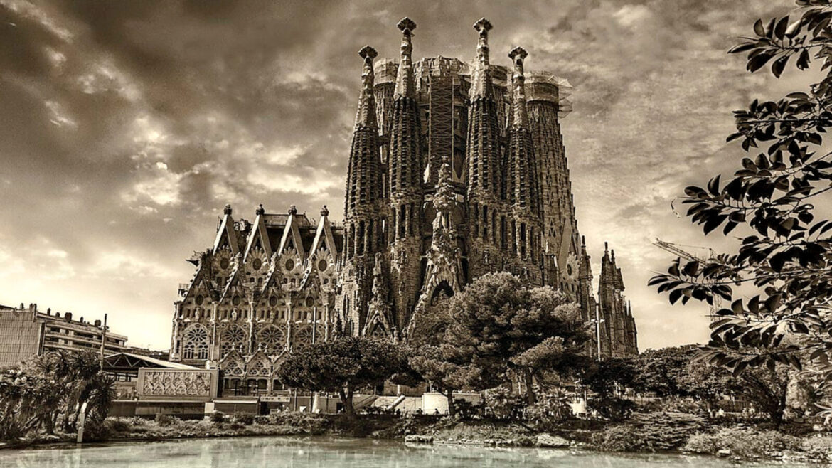 Nejvyšší kostel světa bude brzy dokončen v zemi, kde se zřejmě za pár desetiletí změní v mešitu (video)4.3 (11)