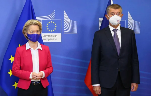 Brusel oficiálně potvrzuje: Obyvatelstvo zemí EU bylo pokusnými králíky