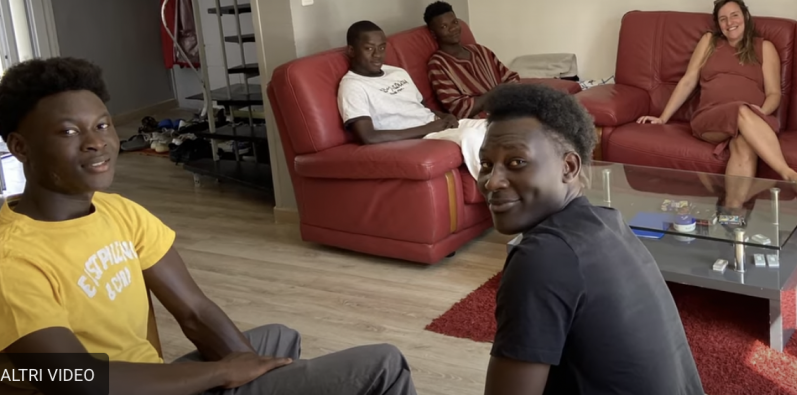 Francouzka si doma ubytovala africké ilegály, které „posbírala“ kolem nádraží (video)5 (22)