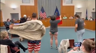 USA: Studenti se začali svlékat před školní radou na protest proti biologickým mužům v dívčích šatnách (video)5 (15)