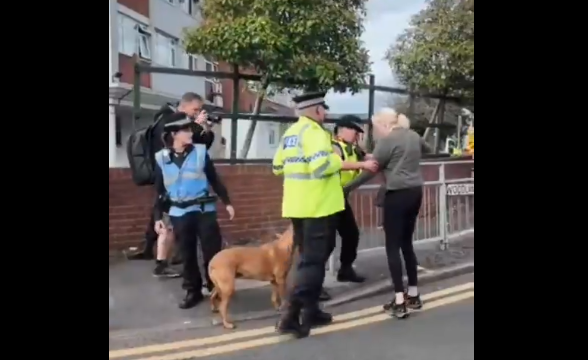 Britanistán: Policie po ženě požaduje, aby dodržovala právo šaría a vyhání ji z vlastní ulice (video)5 (17)