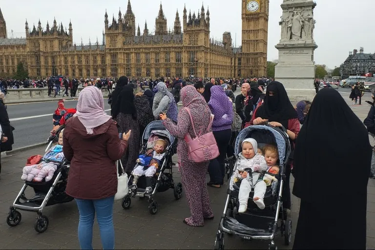 Britská národní zdravotní služba vychvaluje „ekonomické výhody“ manželství mezi bratranci a sestřenicemi5 (11)