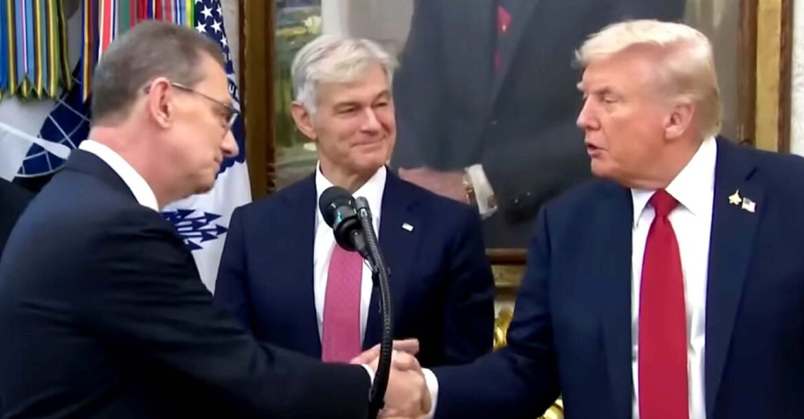 Bílý dům vydal prohlášení, že Trump obdržel „posilovač“ mRNA proti Covidu a očkování proti chřipce4.7 (15)