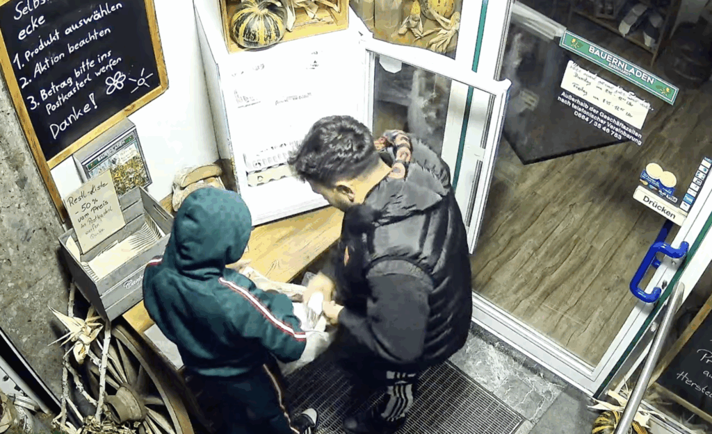 Rakousko: Tatáž rodina obohacovačů opakovaně vykradla farmářský obchod, neodradily je ani kamery5 (11)