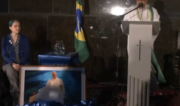 Šílené záběry z klimatického summitu COP30: Nasvícená socha Krista a obrázek papeže s kusem ledu (video)4.6 (12)