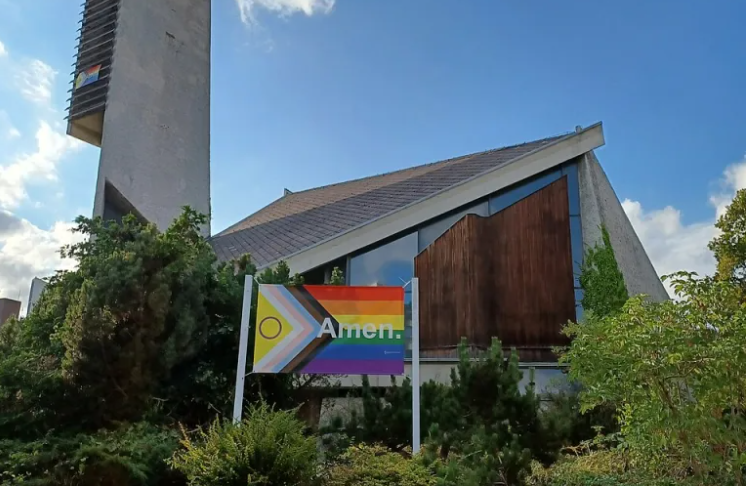 Německá protestantská církev oddává všechny LGBTQI, v kostele uzavřeli polyamorní sňatek 4 muži5 (6)