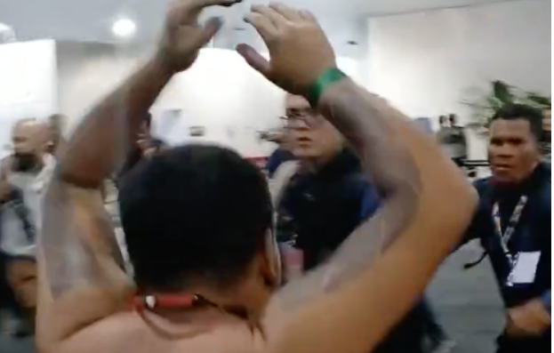 Brazilští domorodí indiáni zaútočili na globalistický klimatický summit COP30 v Brazílii  (video)5 (16)