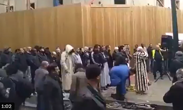 Podívejte se, jak reagovali  Francouzi na muslimské modlitby v ulicích (video)