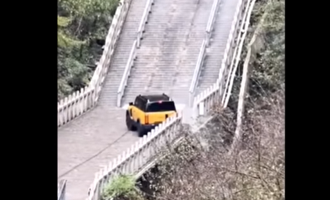 Čína: Elektromobil SUV nedokázal zopakovat to, co předvedl Range Rover (videa)5 (12)