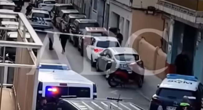 Allahu akbar! Španělská policie postřelila džihádistu, který útočil na kolemjdoucí nožem (video)4.7 (13)