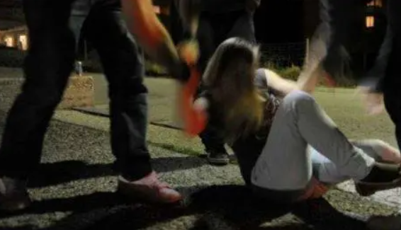 Itálie: Skupina Arabů hromadně znásilnila 18letou dívku před očima jejího přítele4.8 (22)