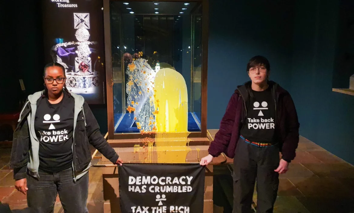 Extremisté házeli jídlo na britské korunovační klenoty (video)