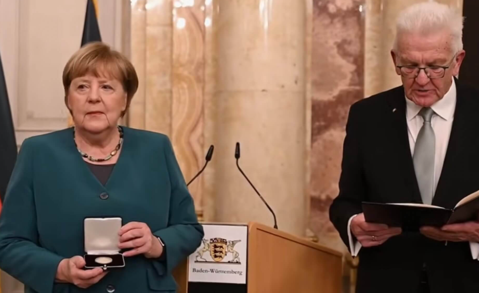 Merkelová dostala medaili za mimořádné úspěchy během pandemie