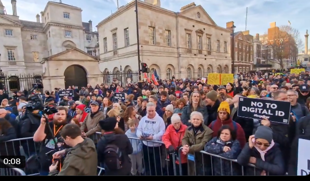 Londýn: Včera proběhly další masové protesty proti zavádění povinných digitálních ID (videa)