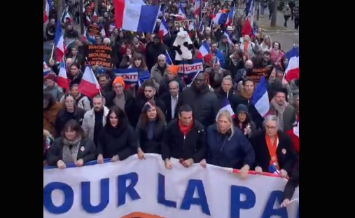 Tisíce lidí demonstrovaly v Paříži proti politice NATO a za vystoupení z EU: „Za Ukrajinu nezemřeme!“ (video)