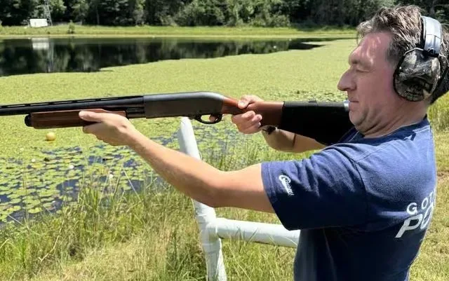 Brit byl zatčen za to, že na sociálních sítích zveřejnil fotografii jak střílí na dovolené v USA