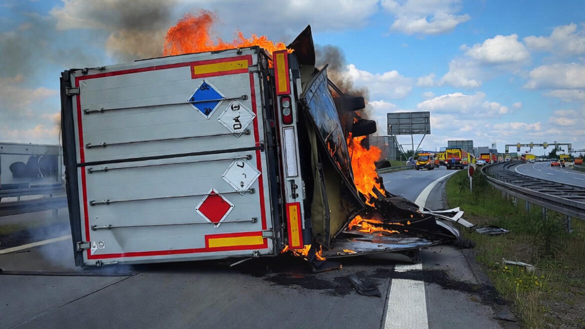 Německo: Požár baterie elektrického nákladního vozu s nebezpečnými materiály celé hodiny paralyzoval dálnici