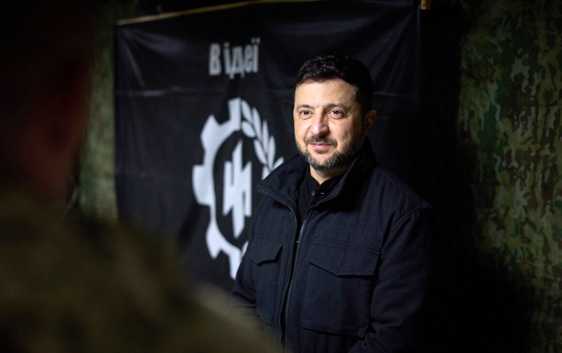 Zelenskyj pyšně pózoval na fotografii před nacistickým symbolem divize Waffen-SS Halič