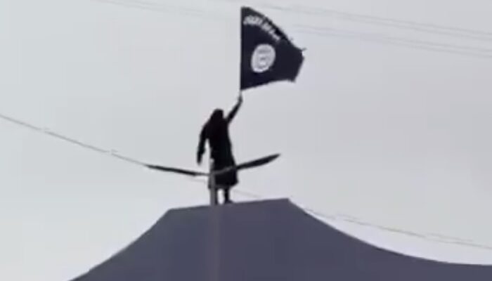 Návrat ISIS s podporou Západu: Krvavá bojůvka ovládla dříve ztracená území v Sýrii (videa)