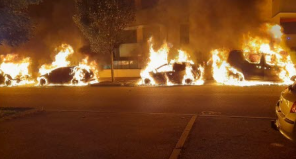 Ve Francii bylo na Silvestra spáleno 1173 aut, což je víc než loni (videa)5 (15)