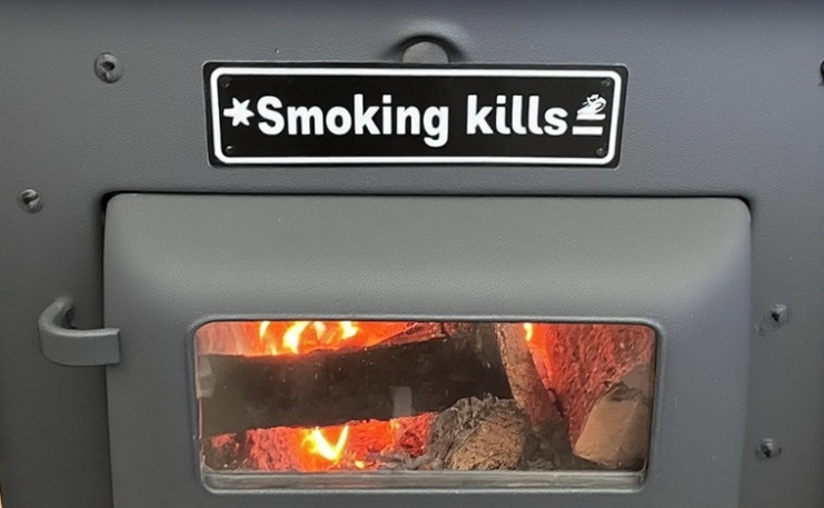 Kamna na dřevo budou v Británii vybavena podobným varováním jako cigarety