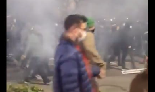 Protesty v Íránu se vyhrocují: Demonstranti v potyčkách s vládními silami (videa)5 (5)