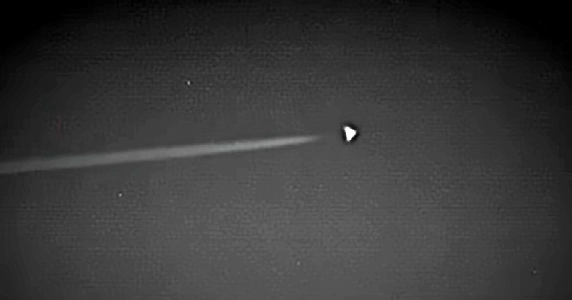 Další UFO: Nezávislý průzkumník zaregistroval záhadné letadlo nad oblastí 51 (video)4.7 (15)