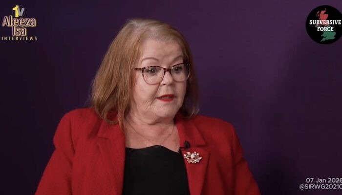 Britská poslankyně říká, že během své kampaně proti muslimskému kandidátovi jí bylo řečeno, že jí uříznou hlavu (video)4.7 (13)