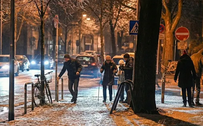 Berlínské nemocnice mají potíže s ošetřením stovek pádů během zimních mrazů, protože klimatické zákony nedovolují solení5 (12)