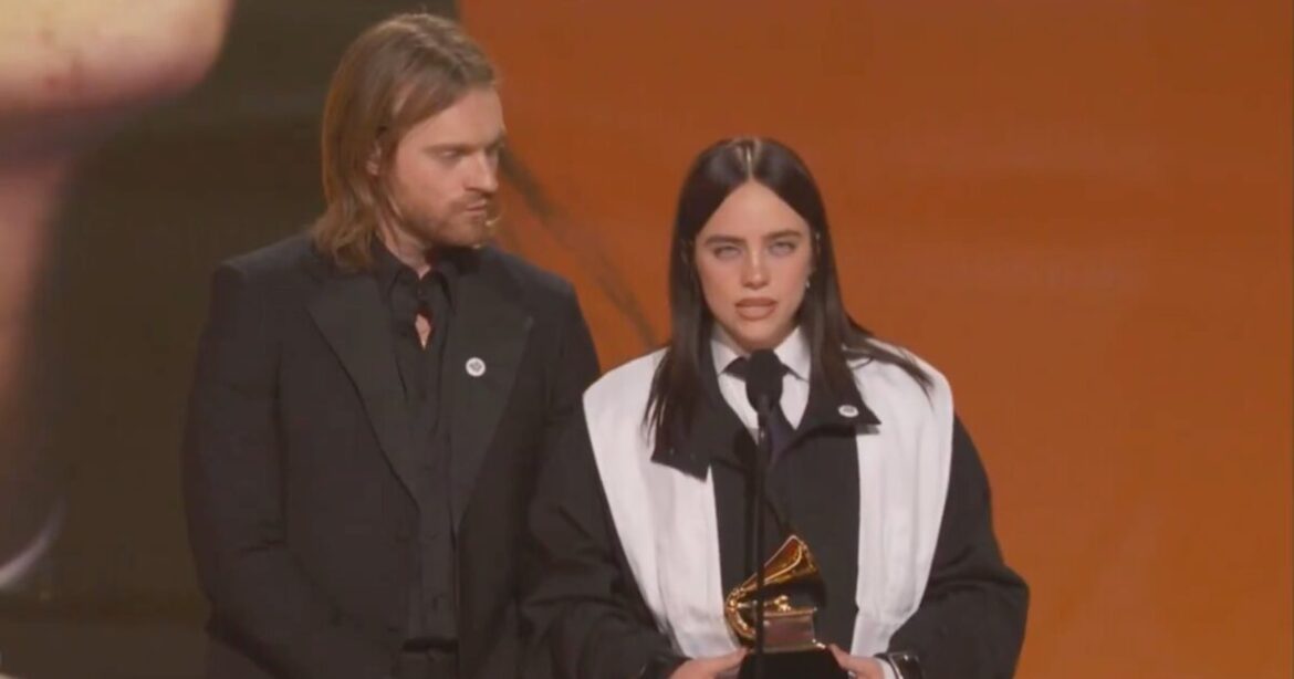 Umělecká fronta na Grammy: Zpěvačce, která prohlásila, že na ukradené půdě není nikdo ilegální, se nyní hodlají tisíce lidí nastěhovat do vily v Malibu (video)5 (20)