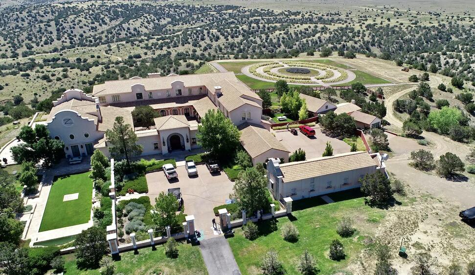 Jsou na Epsteinově ranči v Novém Mexiku pohřbeny dvě uškrcené cizinky?5 (8)