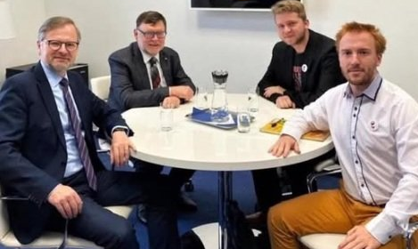 Co zřejmě skutečně stojí za taškařicemi Milionů chvilek pro totalitu?4.8 (27)