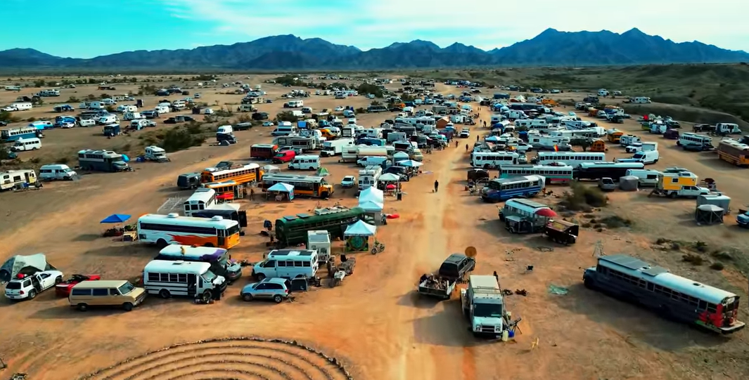 832 lidí žije v arizonské poušti mimo systém (video)4.3 (20)