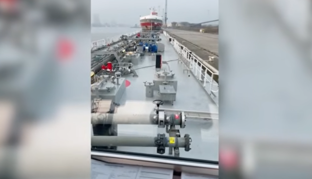 Tento kapitán už 4 týdny pluje s nákladem nafty, kterou nikdo nechce: Takto se vyrábí umělý nedostatek (video)5 (27)