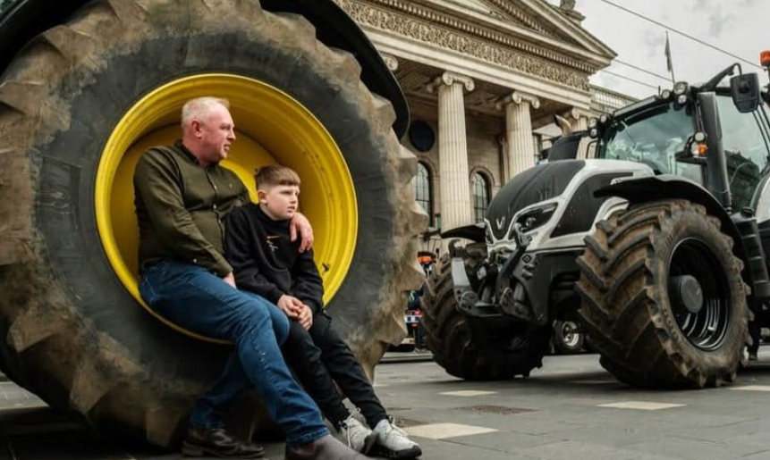 Irové pokračují už 5 dní v protestech, neodradila je ani snaha vlády protesty potlačit (videa)5 (13)