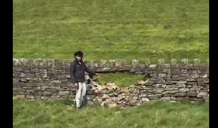 Mladý Arab přistižený při ničení historické kamenné zdi v Anglii: Údajně nevěděl, jak se skrz ni dostat (video)5 (9)