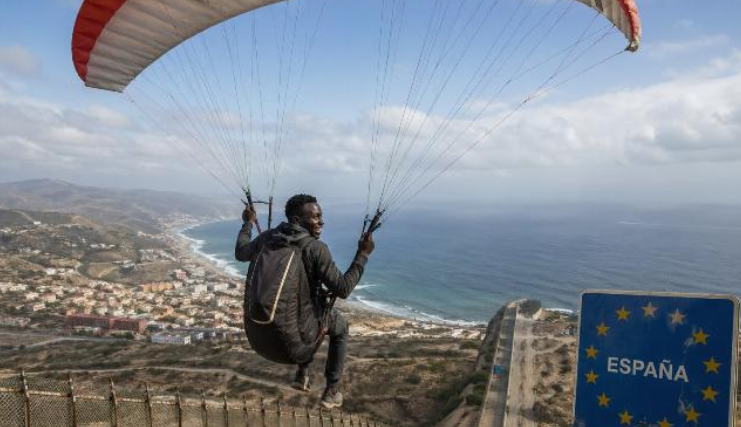 Migranti ze subsaharské Afriky se učí používat paragliding, aby mohli přeletět z Maroka na španělské území