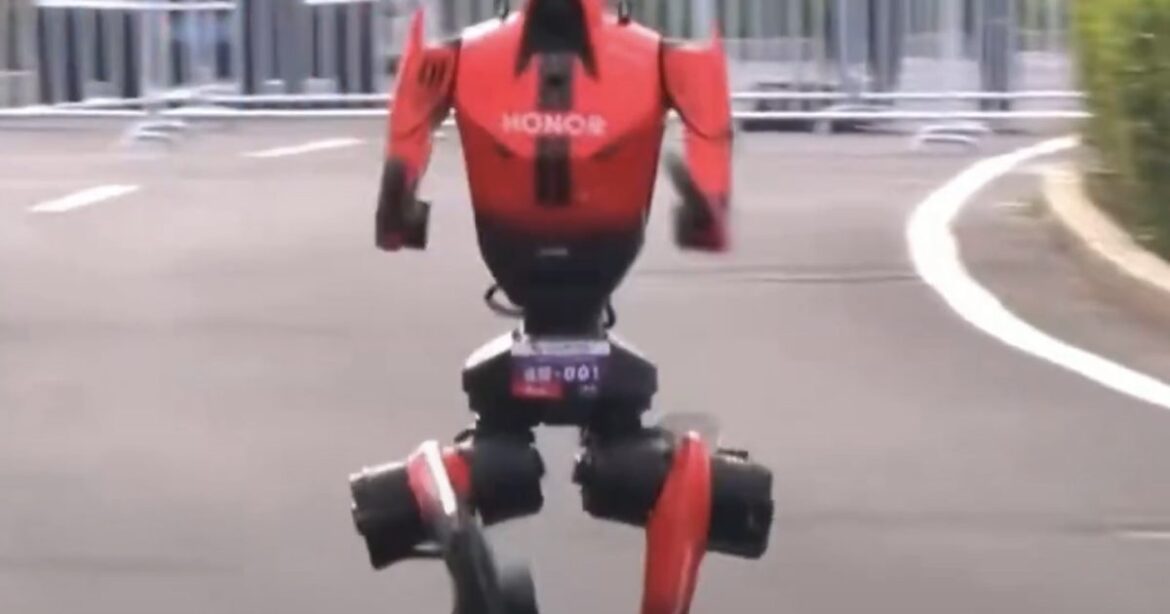 Humanoidní robot překonal lidský rekord v půlmaratonu v Pekingu: Běžel 3x rychleji než loni (video)5 (3)
