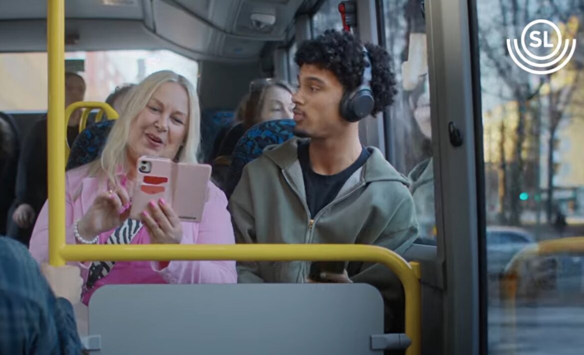 Reklama varující před problémovými cestujícími ve veřejné dopravě: Jako problém je vykreslena blonďatá Švédka, která ruší tiché migranty (video)5 (12)