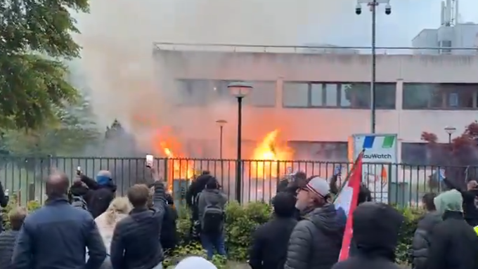 Holanďané už toho mají dost: Když nepomohly protesty, zapálili migrační centrum (video)5 (21)