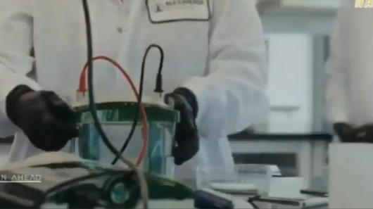 Bill Gates financuje výrobu laboratorního mateřského mléka (video)