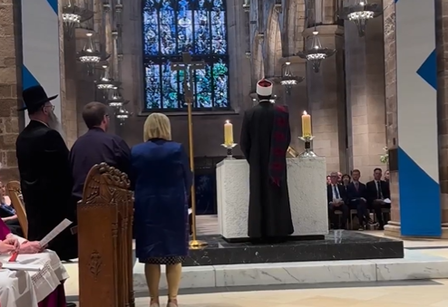 Nová skotská vláda se řídí Koránem: V historické katedrále dostala požehnání od imáma (video)