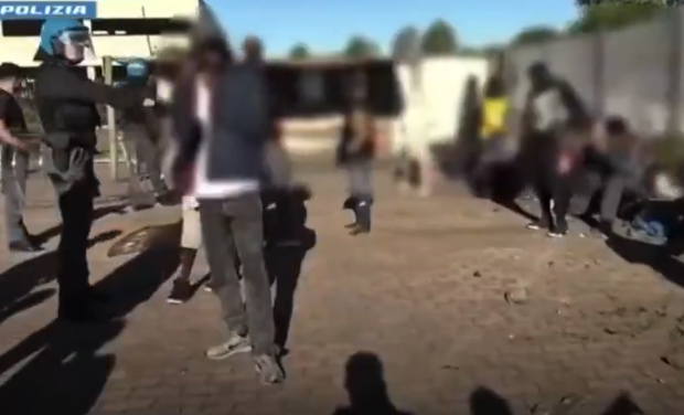 Itálie: Žena byla unesena a 3 dny neustále znásilňována skupinou pěti Afričanů (video)