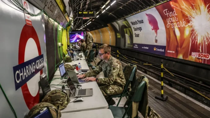 Přípravy na válku s Ruskem: Spojené království vede válečné cvičení NATO z londýnské stanice metra (video)