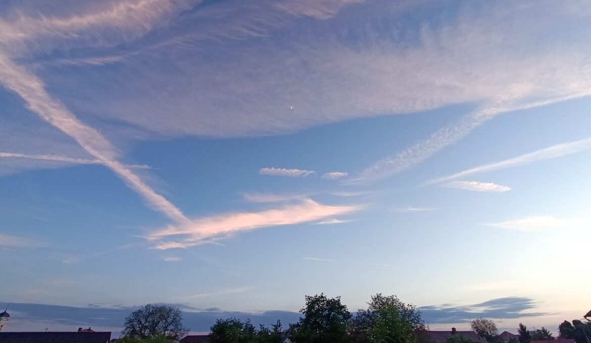 Chemtrails, contrails nebo přírodní úkazy? Podívejte se na to, co jste viděli na obloze