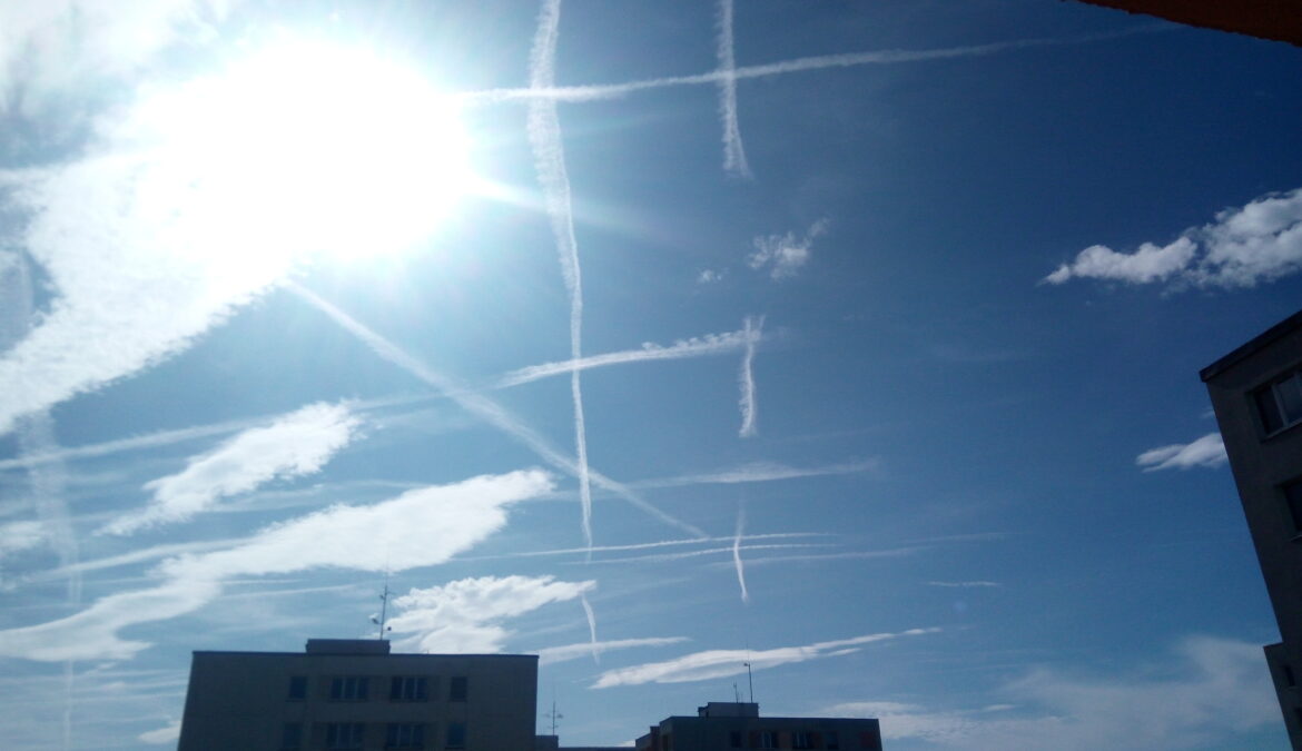 Chemtrails, contrails nebo přírodní úkazy? Podívejte se na to, co jste tentokrát viděli na obloze