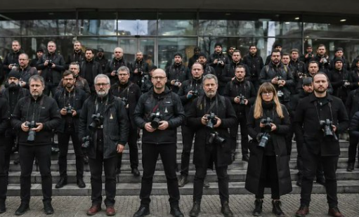 Černá jako symbol začerněných smluv, netransparentnosti, porušování zákona a mafiánských praktik5 (21)