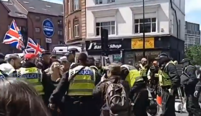 Velká Británie: Během protestů a na popud Antify napadla policie matku ženy, kterou ubodal africký vetřelec (video)4.8 (25)