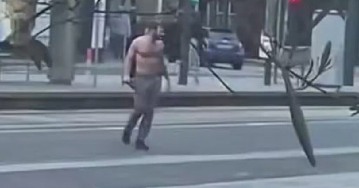 Skot toho měl dost, zaútočil mačetou na muslimy (video)