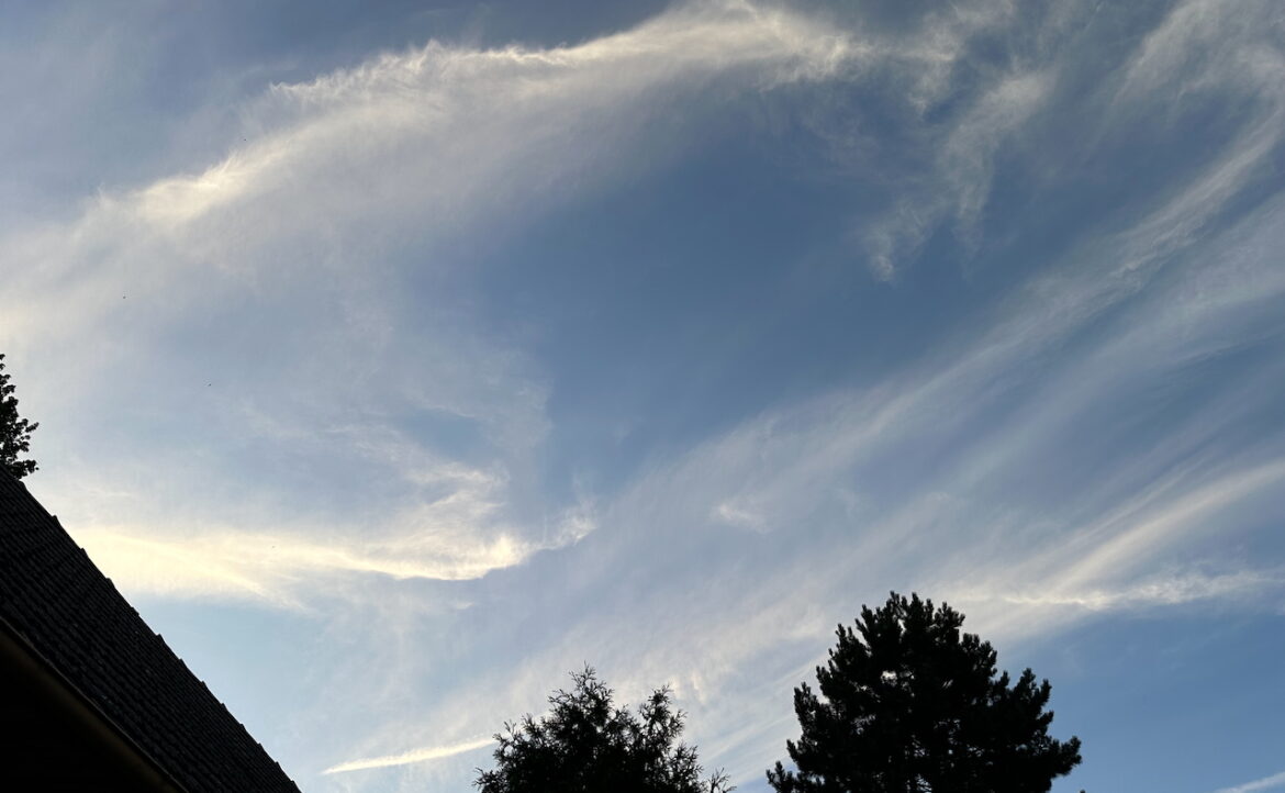 Chemtrails, contrails nebo přírodní úkazy? Podívejte se na to, co bylo tento týden vidět na obloze4.6 (10)